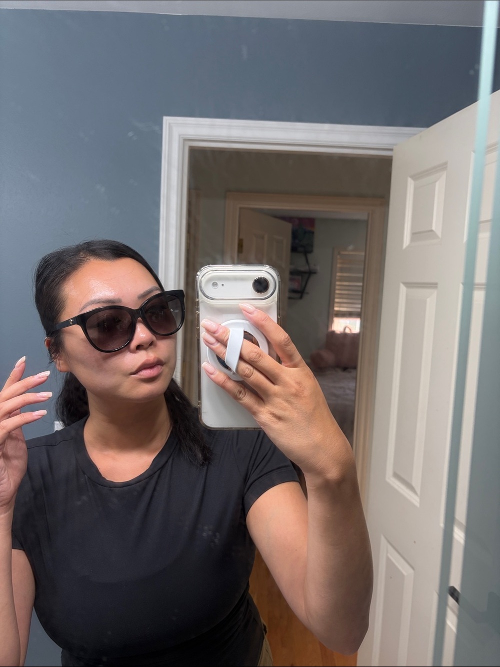 Gucci Women's Black Cat-Eye Sunglasses with Gradient Lenses - Picture 9 of 9